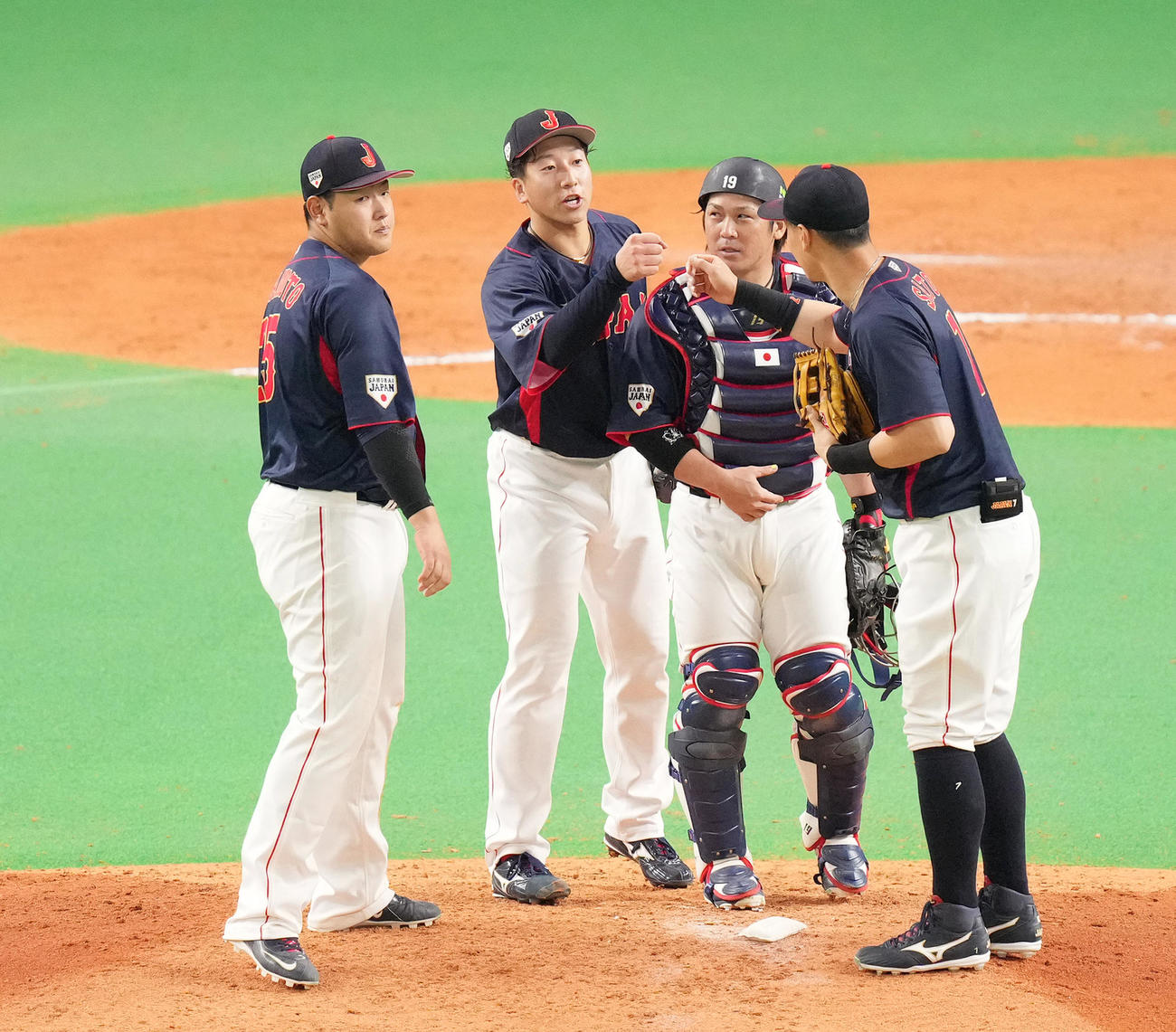 オーストラリアに勝利し、佐藤輝（右端）とタッチをする大勢（左から2人目）。左端は岡本和、右から2人目は甲斐（撮影・菅敏）