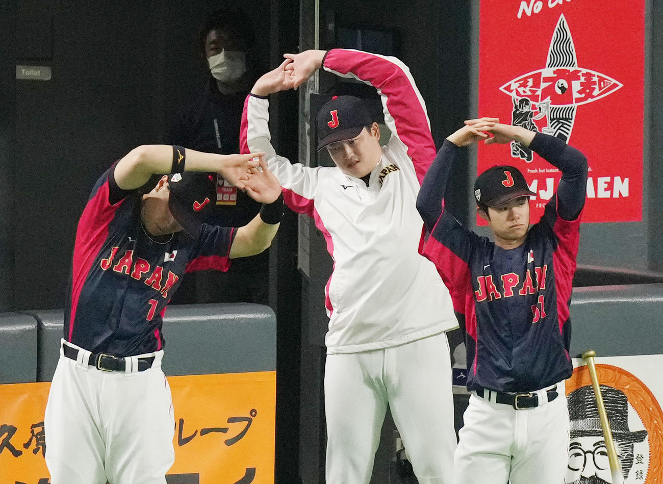 オーストラリア対日本　スタメンから外れ、練習着でアップをする村上（中央）（撮影・菅敏）