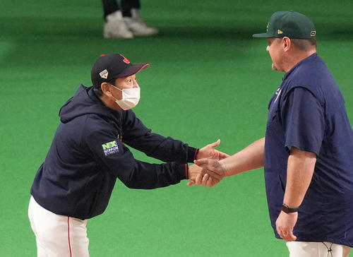 オーストラリア対日本　試合後、オーストラリア・ニルソン監督（右）と握手をする栗山英樹監督（中央）（撮影・菅敏）