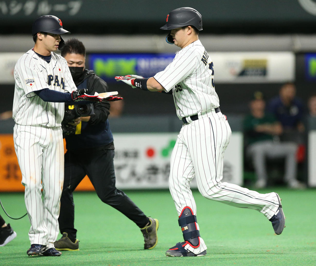 日本対オーストラリア　5回裏日本2死一塁、山田（左）は右越え2点本塁打を放った村上を出迎える（撮影・佐藤翔太）