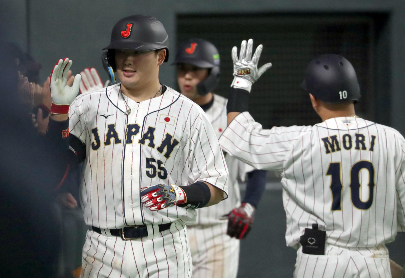 日本対オーストラリア　5回裏日本2死一塁、右越え2点本塁打を放った村上はナインに出迎えられる（撮影・佐藤翔太）