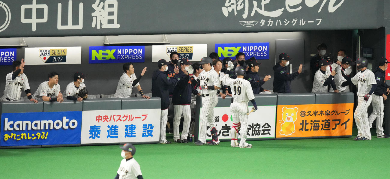 日本対オーストラリア　5回裏日本2死一塁、右越えに2点本塁打を放ち、ナインに迎えられる村上（中央）。右から2人目は生還した一塁走者山田（撮影・菅敏）
