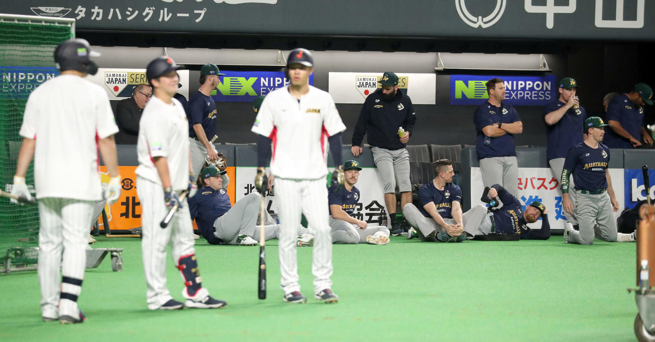 日本対オーストラリア　試合前、侍ジャパンの練習を見つめるオーストラリアの選手たち（撮影・佐藤翔太）