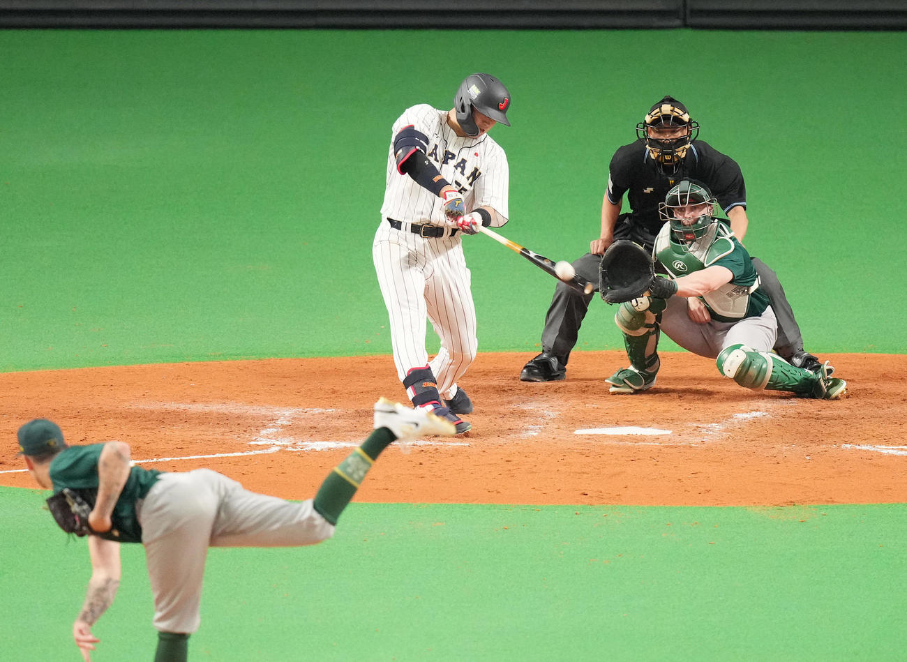 日本対オーストラリア　5回裏日本2死一塁、右越え2点本塁打を放つ村上（撮影・菅敏）