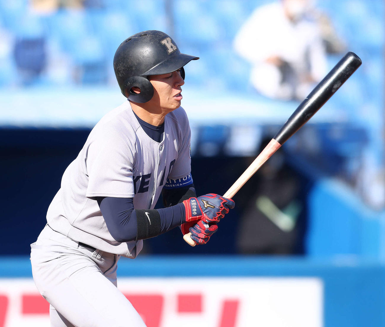 慶大対早大　4回表慶大1死、二ゴロに倒れる慶大・清原（撮影・河田真司）
