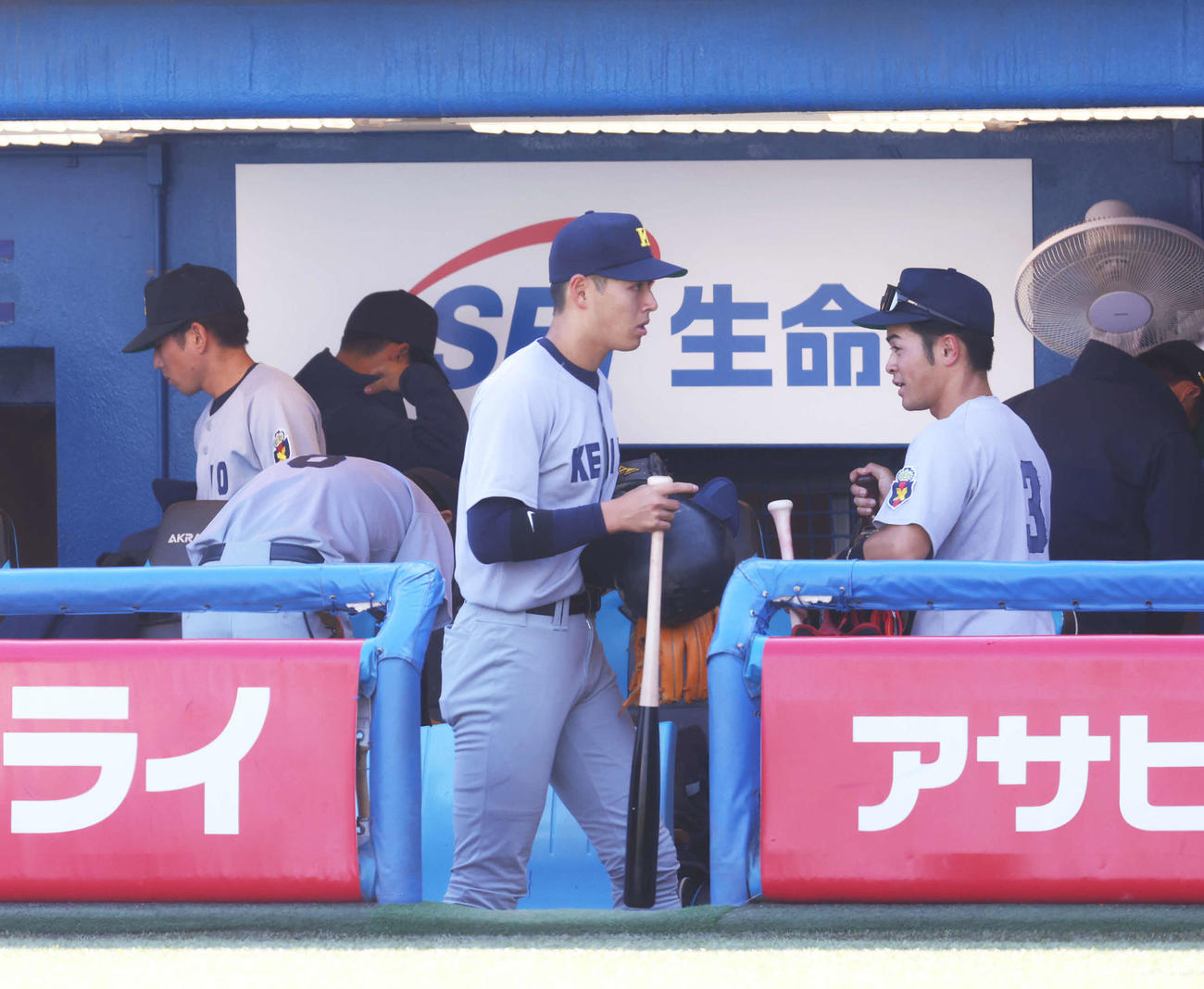 慶大対早大　早大に敗れ、ベンチから引き揚げる慶大・清原（中央）（撮影・河田真司）