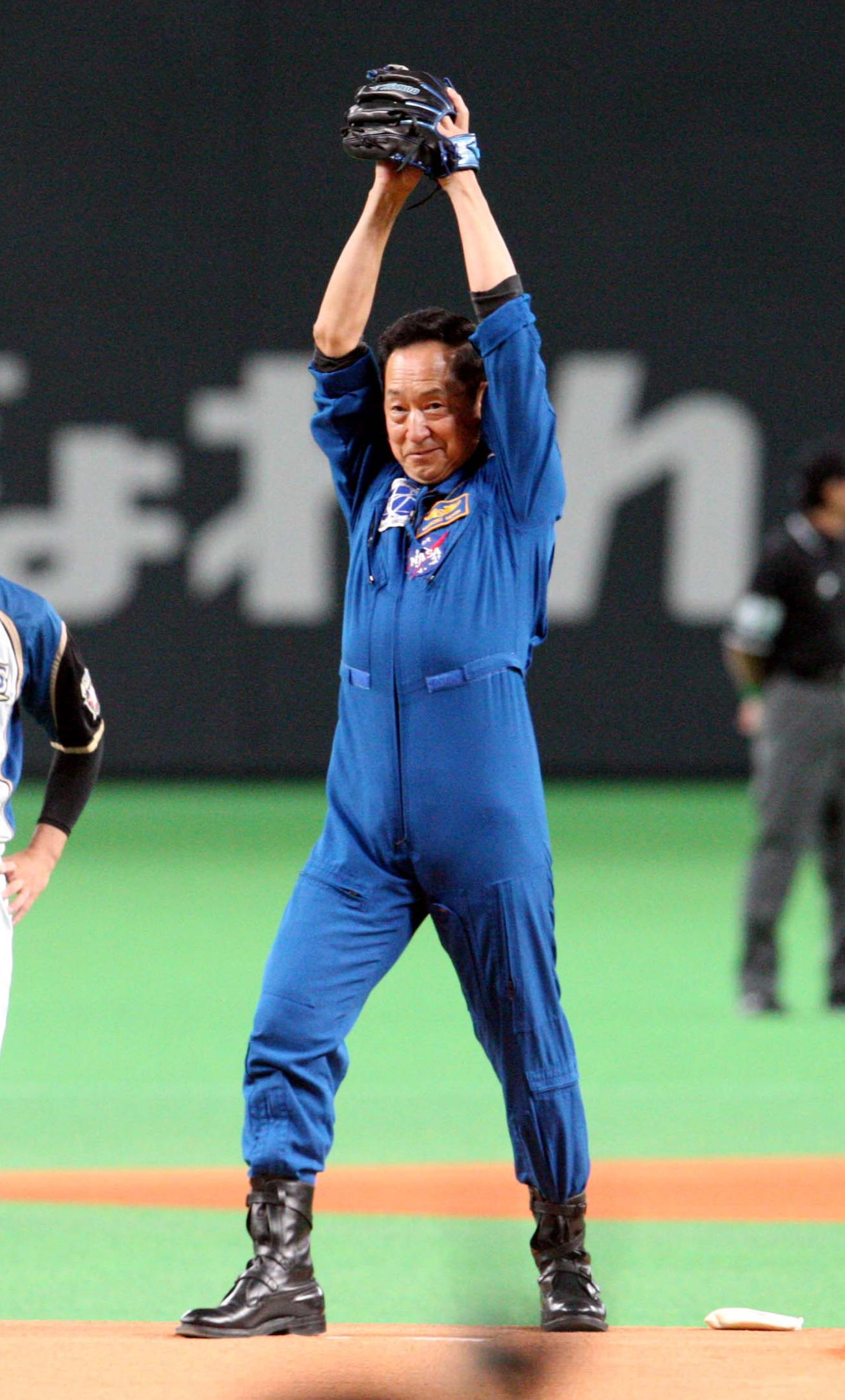 始球式を務めた元宇宙飛行士の毛利衛氏