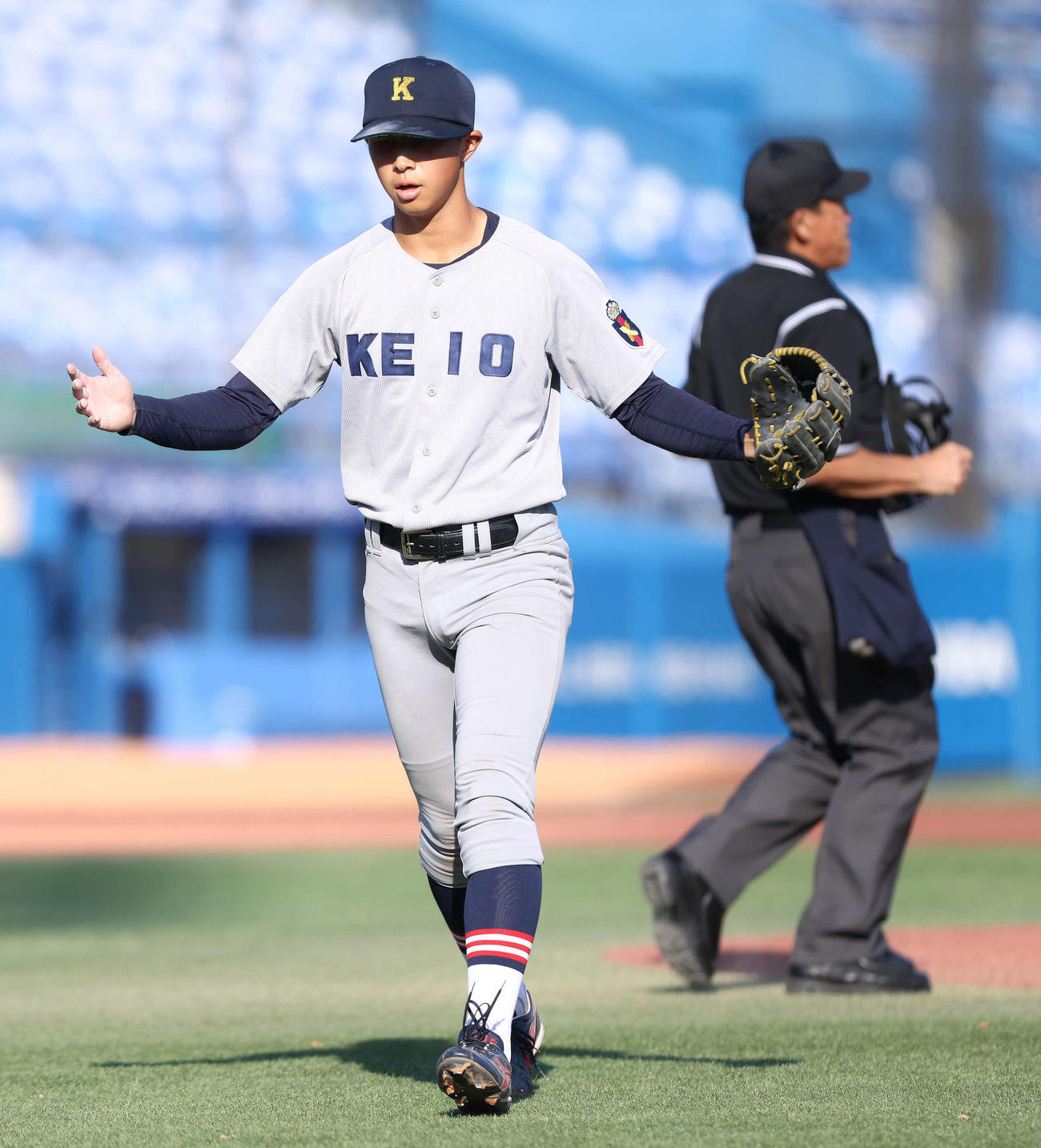 4回裏を抑えグラブをたたく慶大・前田晃宏（撮影・河田真司）