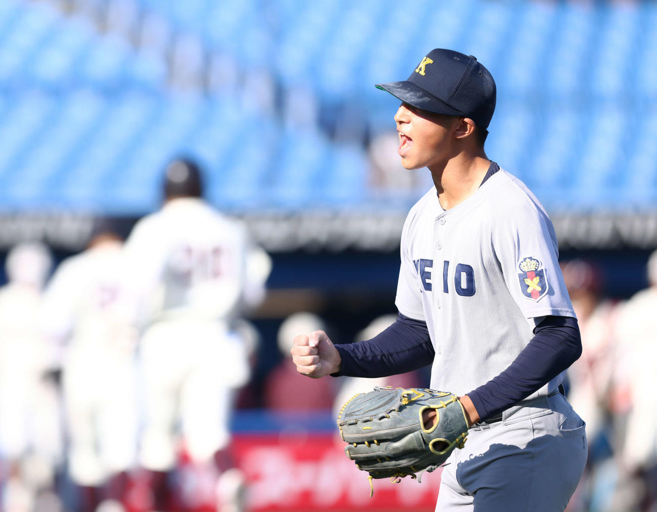 5回裏早大2死満塁、稲益を中飛に抑え雄たけびを上げる慶大・前田晃宏（撮影・河田真司）