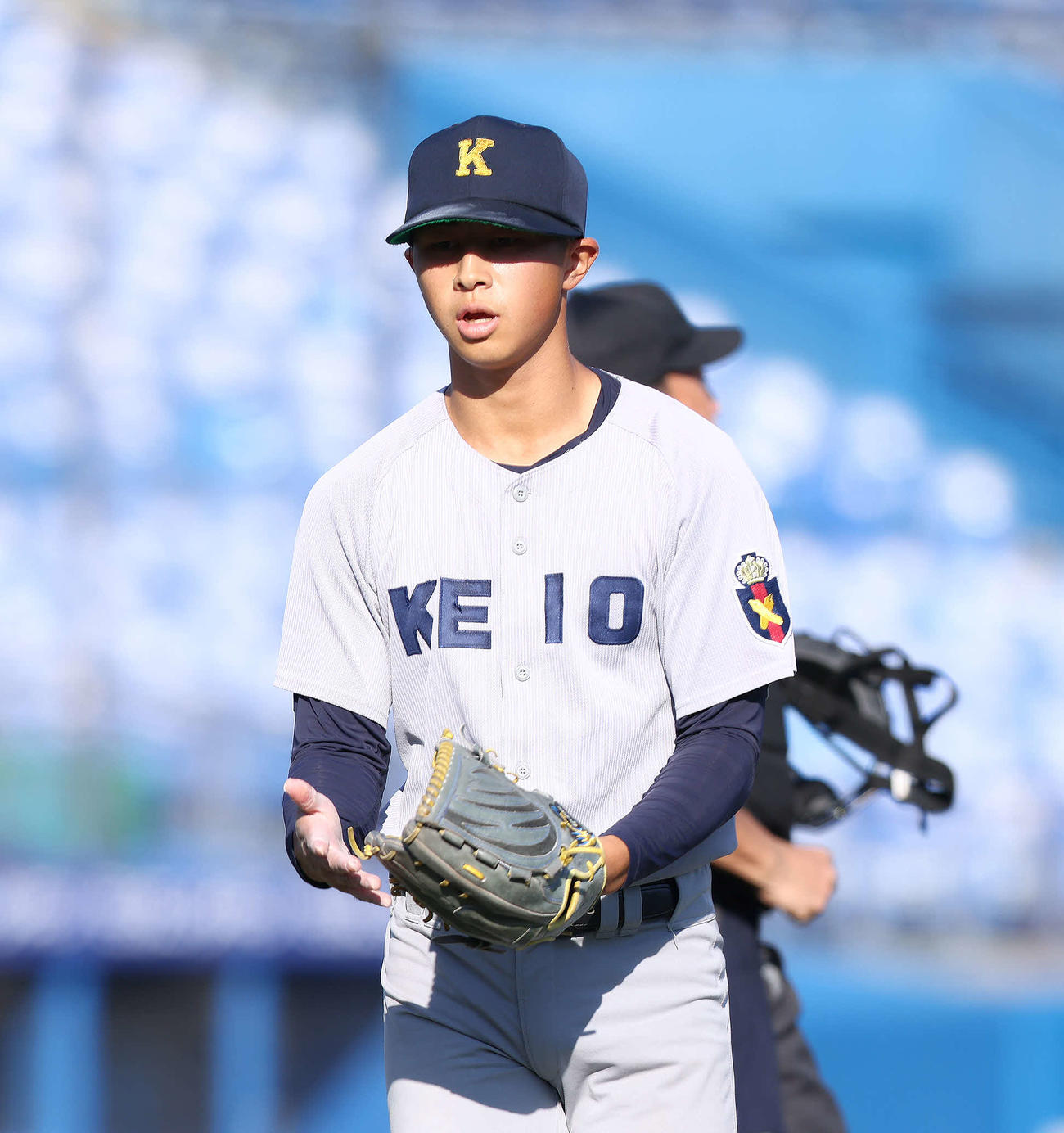 4回裏を抑えグラブをたたく慶大・前田晃宏（撮影・河田真司）