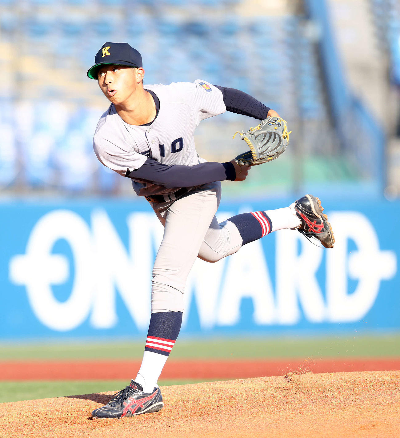先発登板する慶大・前田晃宏（撮影・河田真司）