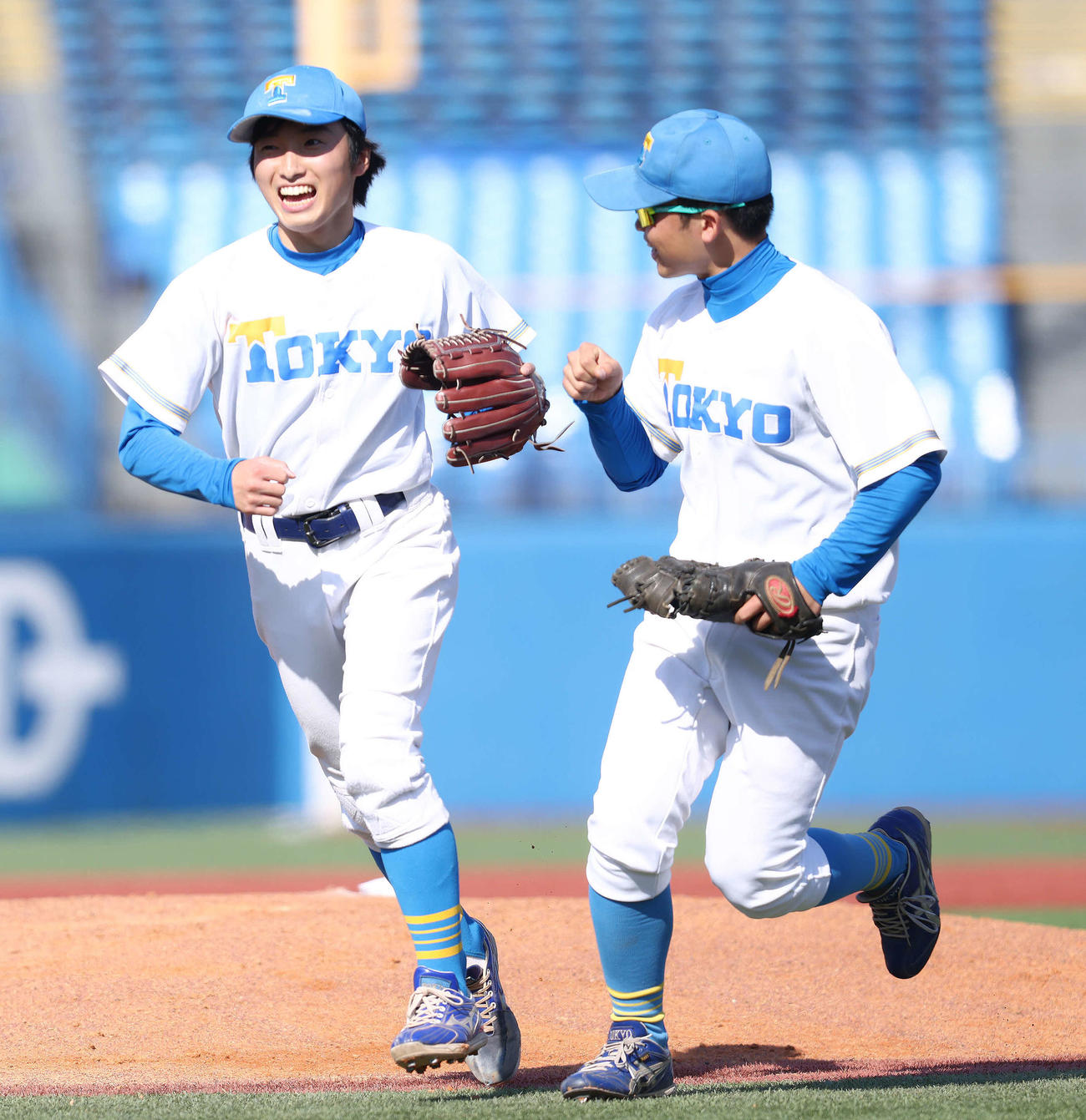 東大対法大　1回裏を抑え、笑顔でベンチに戻る東大・渡辺（左）（撮影・河田真司）