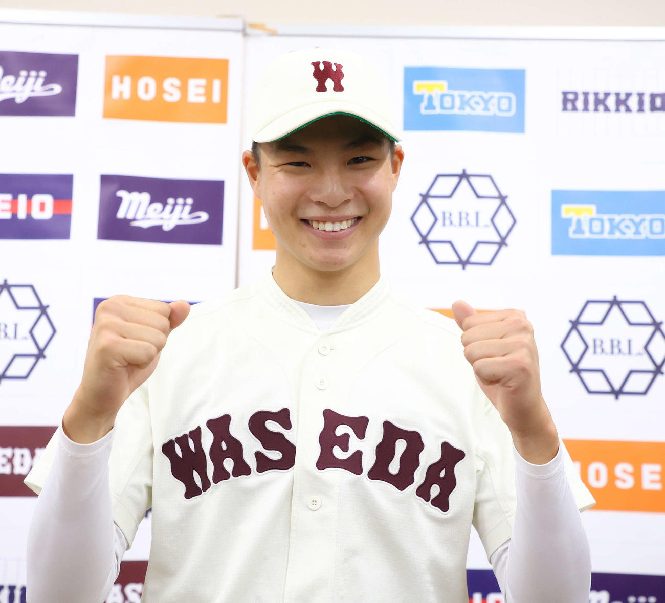 慶大対早大　試合後、ガッツポーズで写真に納まる早大・田和（撮影・河田真司）