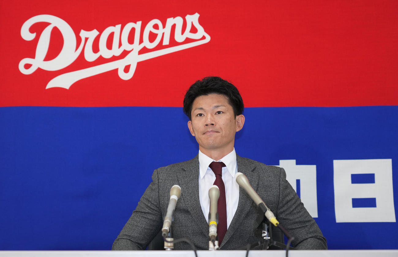 契約更改を終え会見場の席に着く大野奨（撮影・森本幸一）