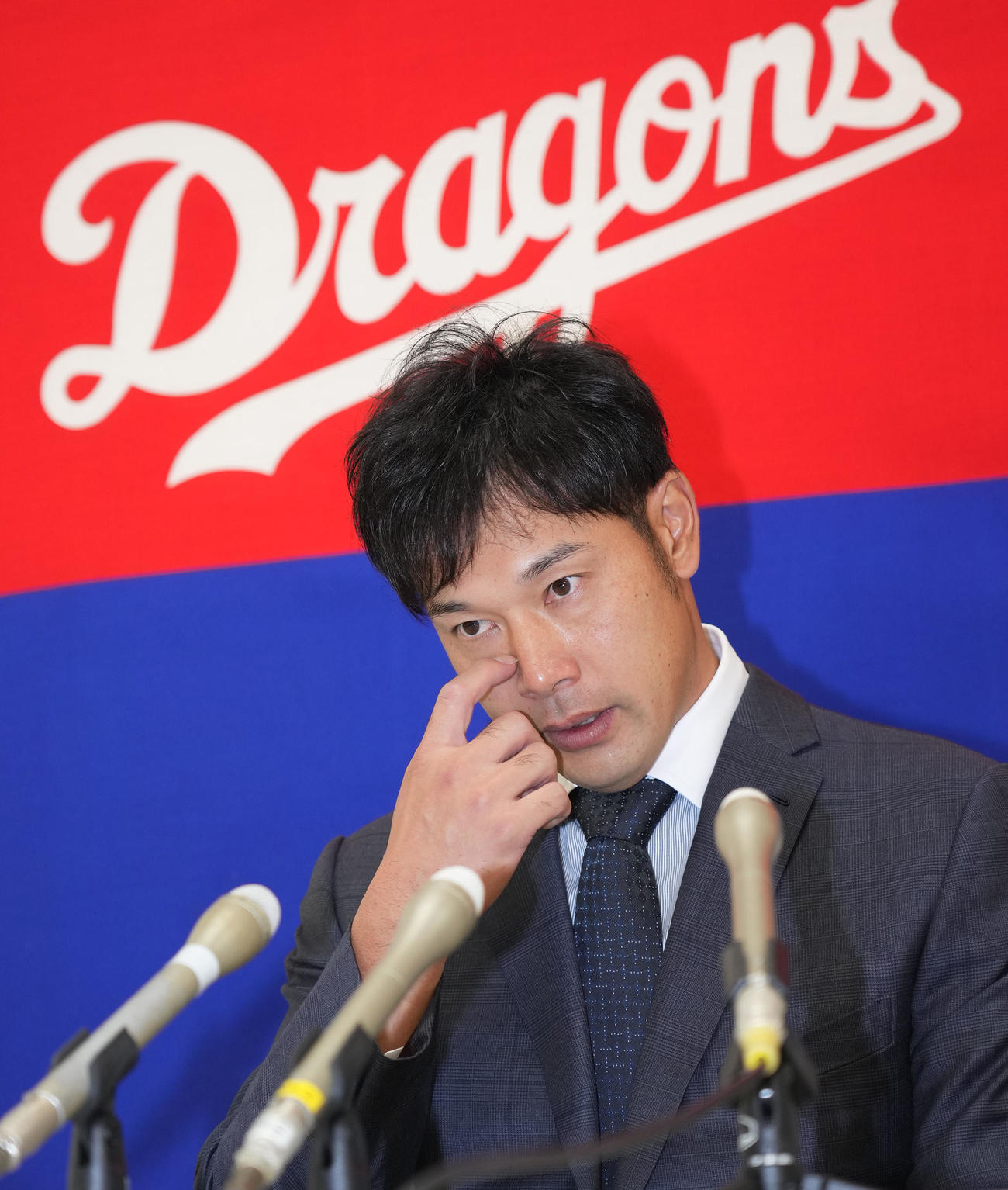 契約更改を終え会見する堂上（撮影・森本幸一）