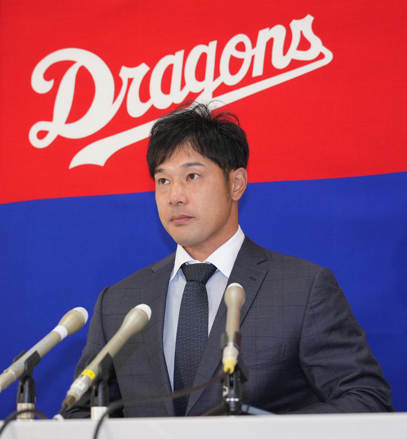 契約更改を終え会見場の席に着く堂上（撮影・森本幸一）