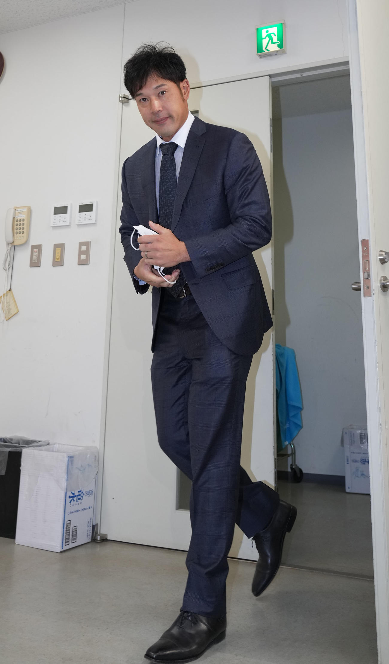 契約更改を終え会見場に姿を見せた堂上（撮影・森本幸一）