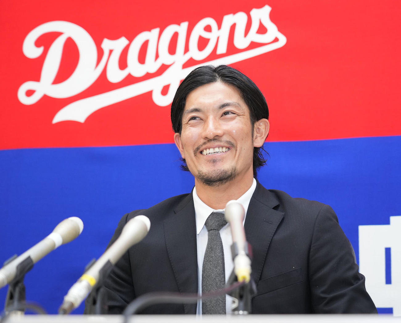 契約更改を終え会見する祖父江（撮影・森本幸一）