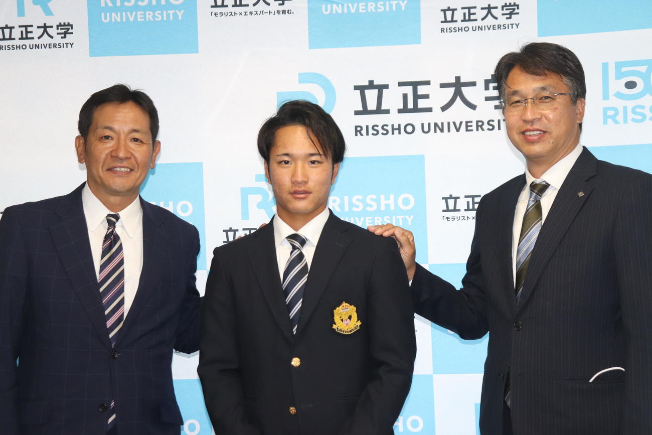 仮契約を終え記念撮影する左から坂本スカウト、日本ハム5位指名の立正大・奈良間、大渕GM補佐兼スカウト部長（撮影・星夏穂）