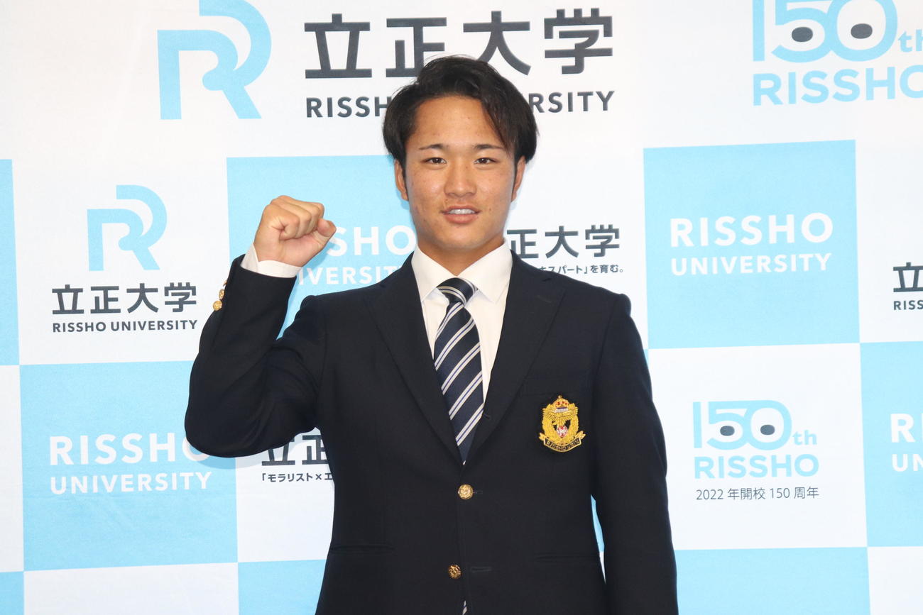 日本ハムと仮契約した5位指名の立正大・奈良間（撮影・星夏穂）