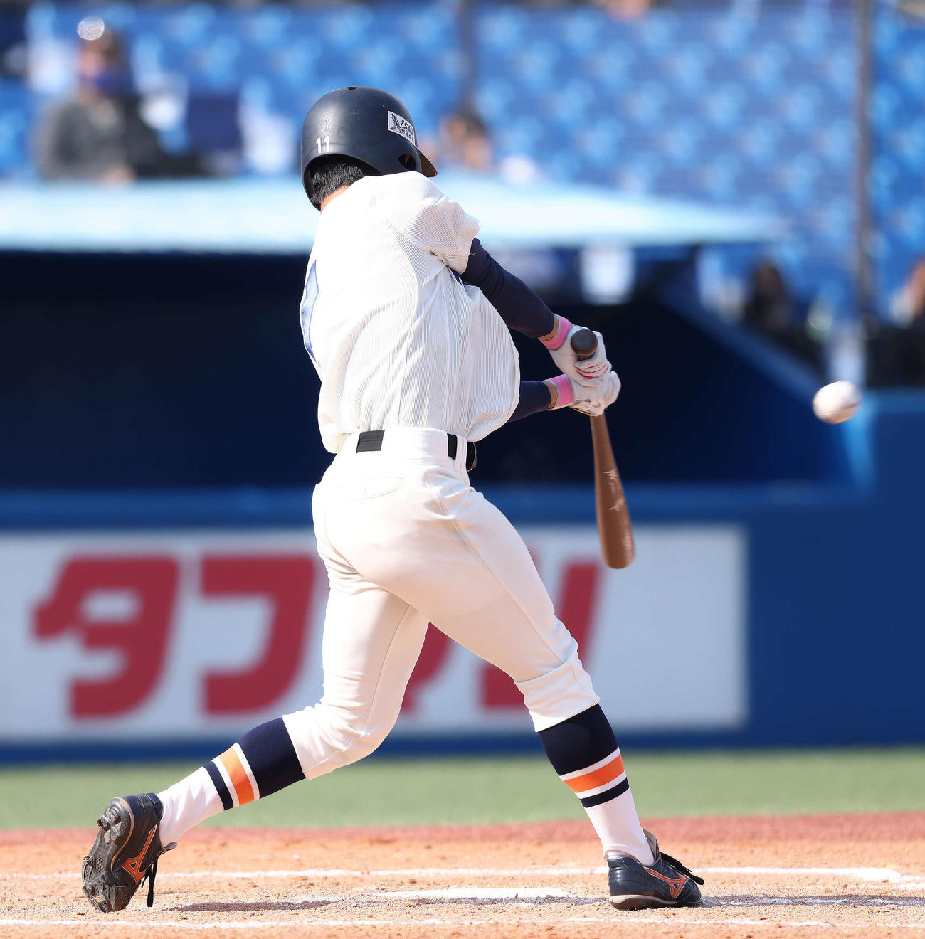 東大対法大　4回裏法大1死三塁、右中間に適時三塁打を放つ法大・大沢（撮影・河田真司）