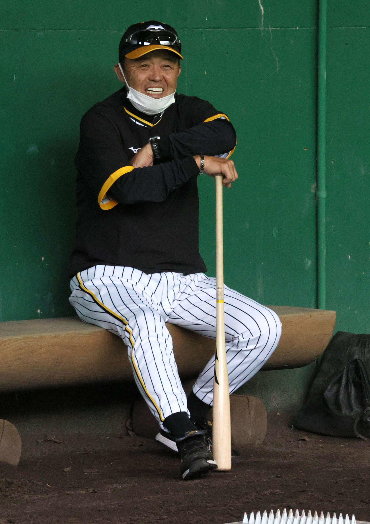 7日、ブルペンで笑顔を見せる岡田監督（撮影・上山淳一）