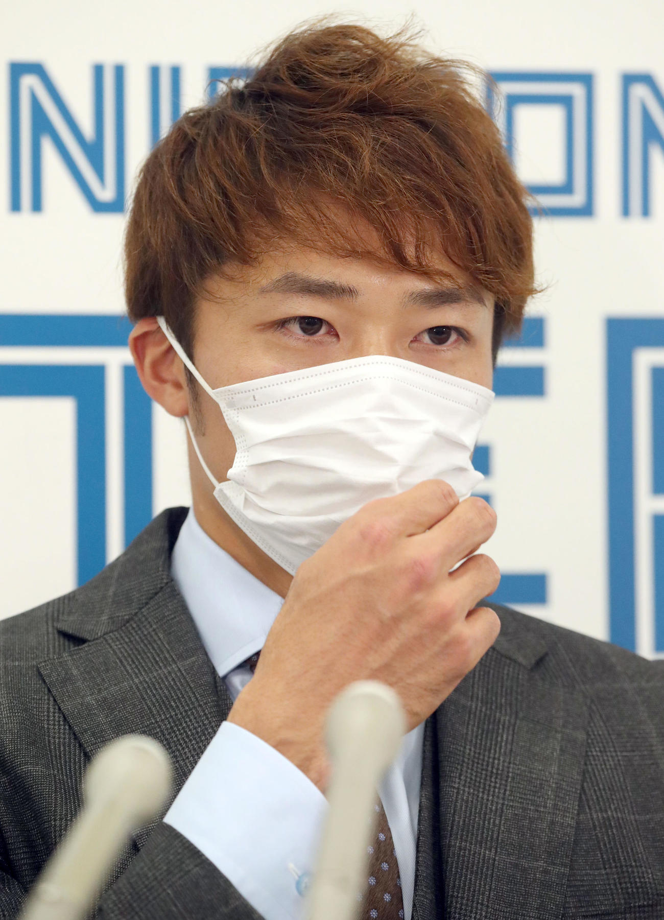契約更改を終え会見に臨む日本ハム中島（撮影・佐藤翔太）