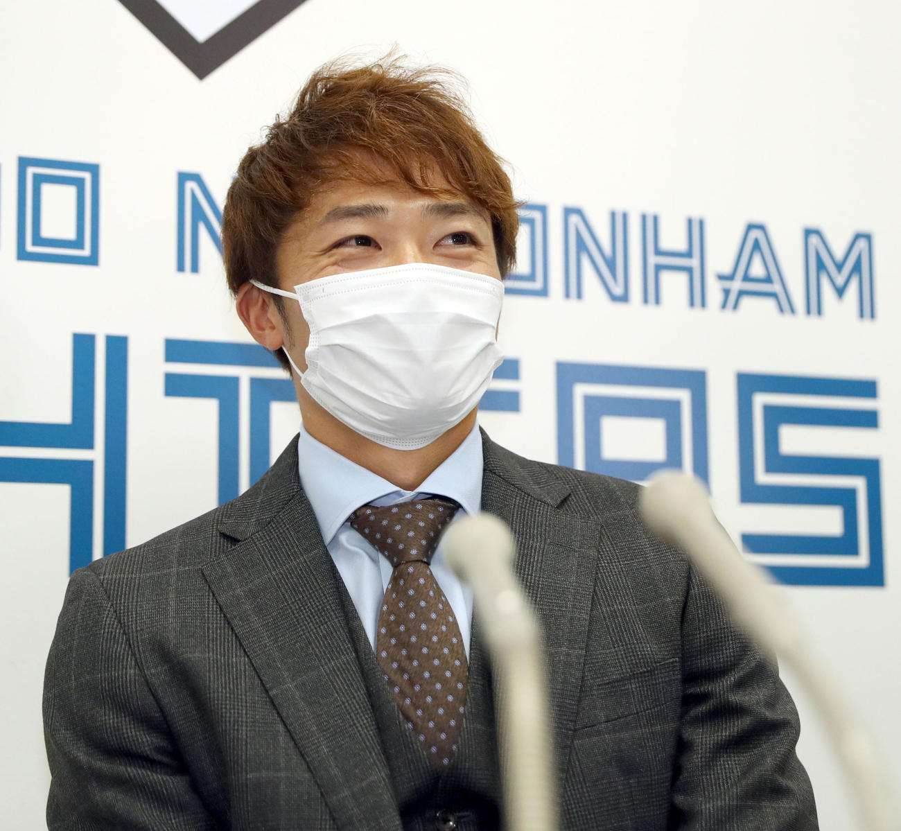 契約更改を終え笑顔で会見に臨む日本ハム中島（撮影・佐藤翔太）