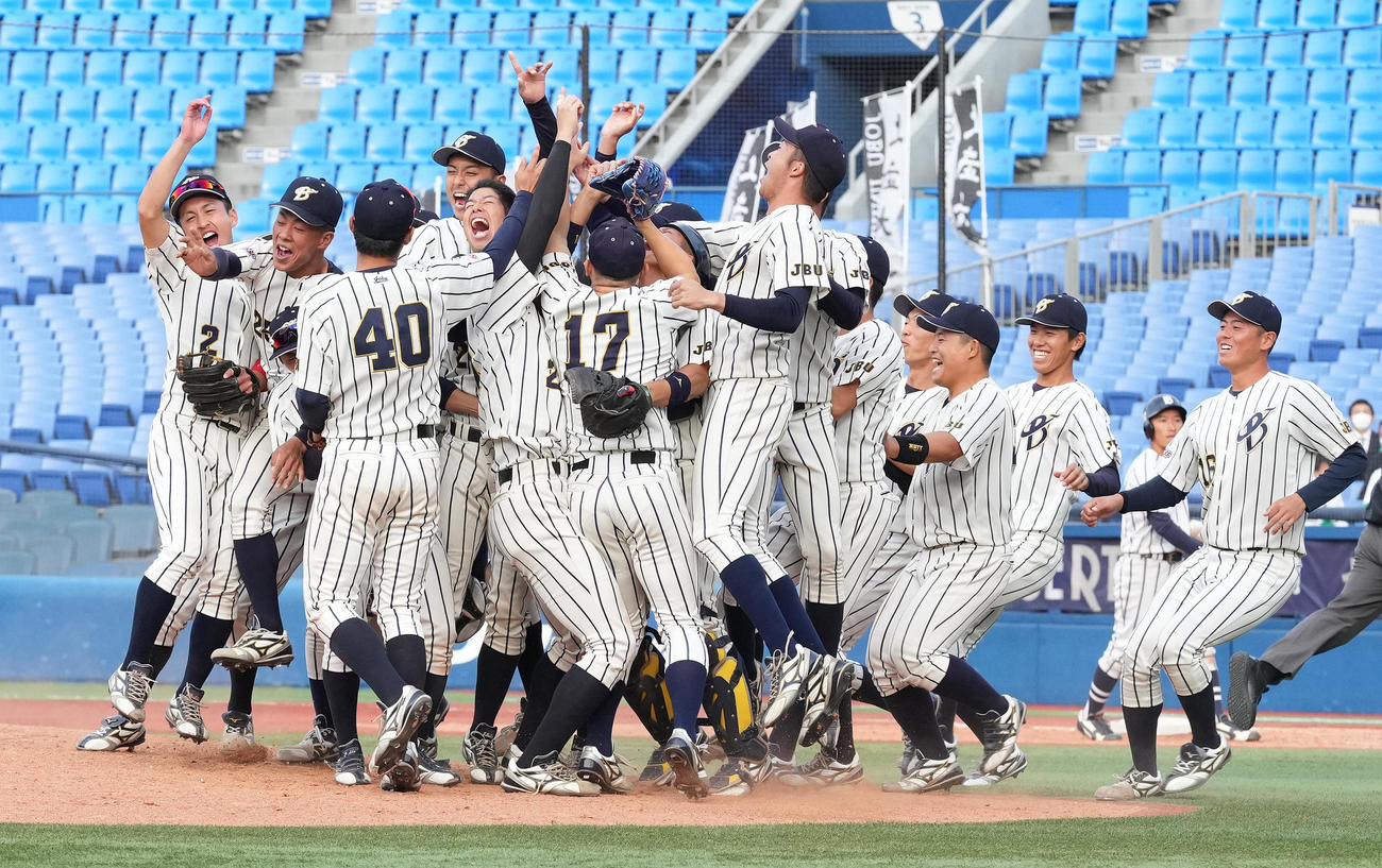 優勝し喜ぶ上武大ナイン（撮影・鈴木みどり）