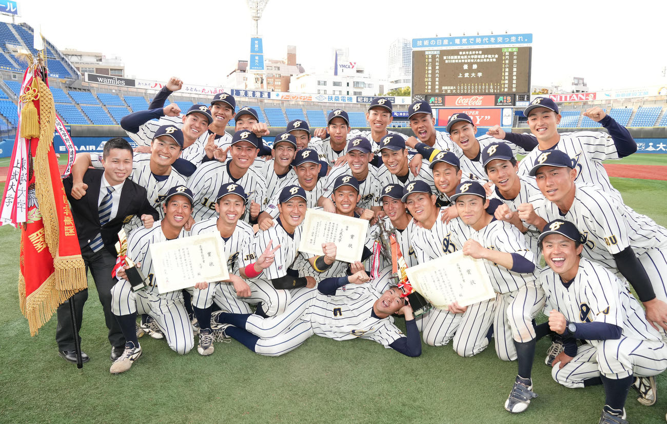 優勝し喜ぶ上武大ナイン（撮影・鈴木みどり）