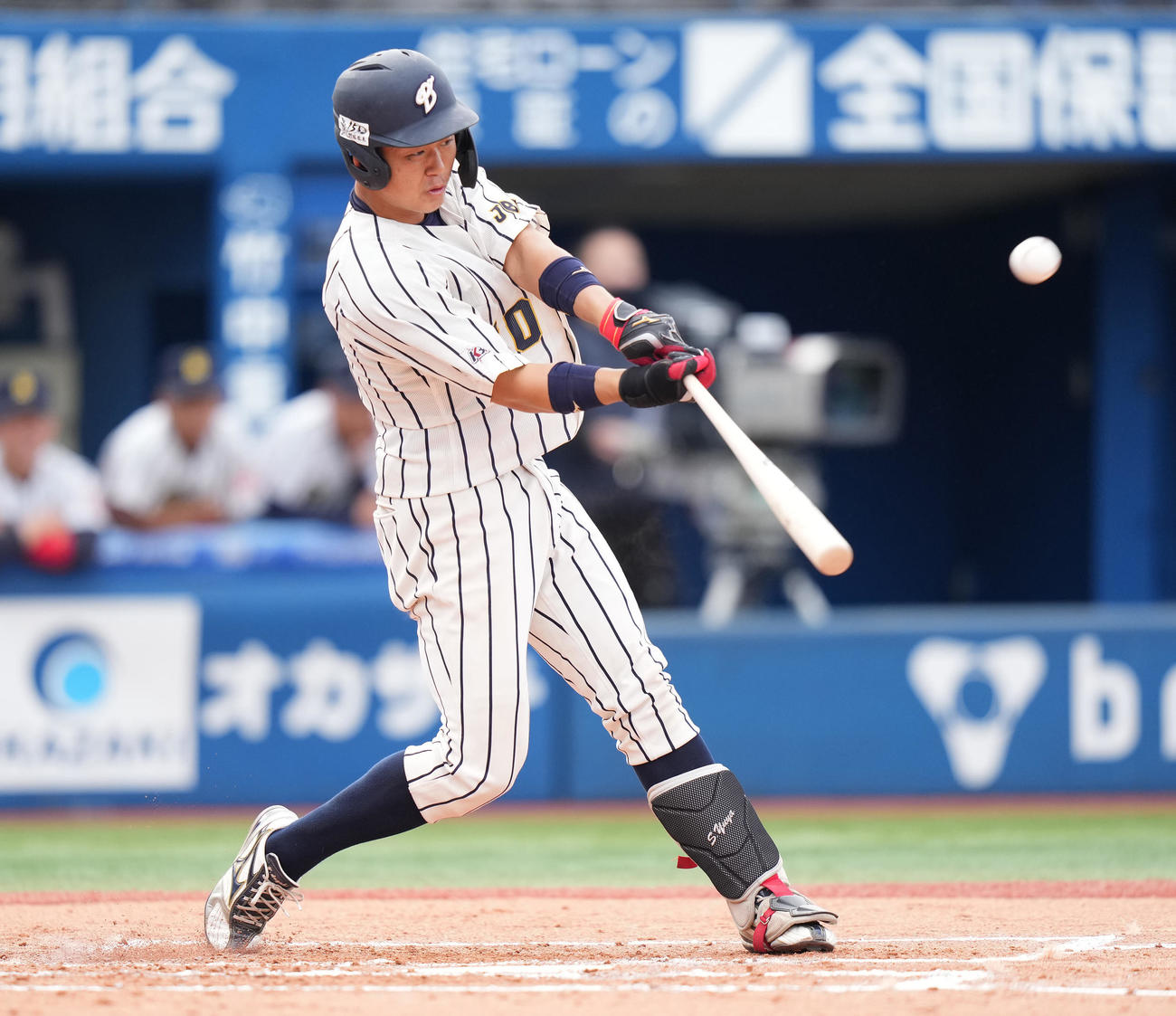 国際武道大対上武大　2回裏上武大無死、フェンス直撃の右二塁打を放つ進藤（撮影・鈴木みどり）