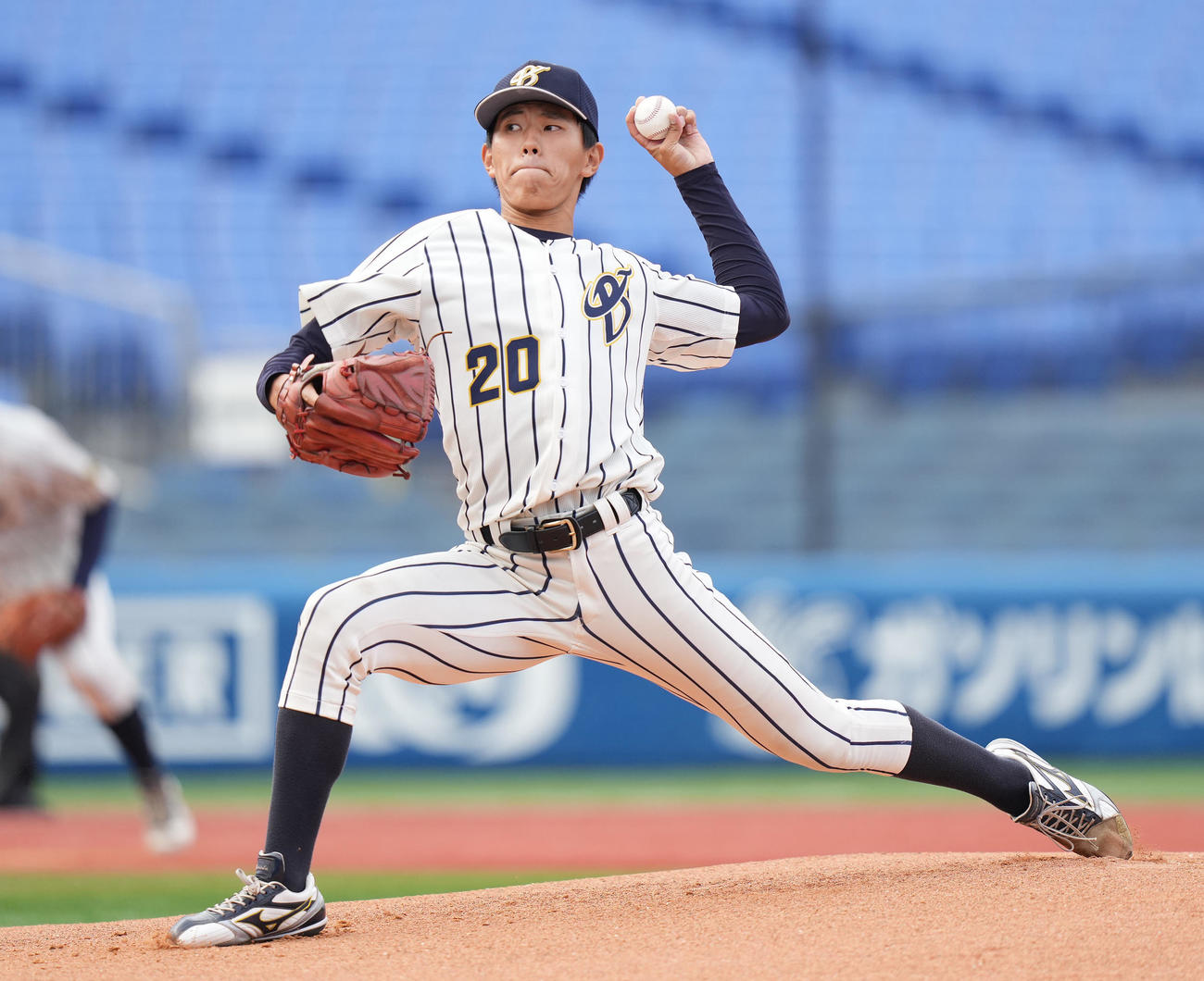国際武道大対上武大　先発し力投する上武大・山田（撮影・鈴木みどり）