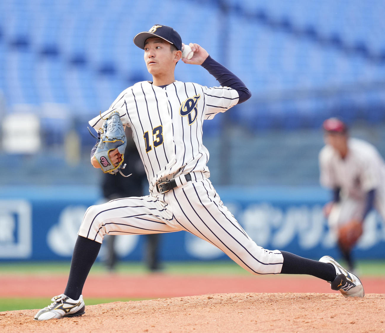 国際武道大対上武大　4回表から2番手で登板した上武大・下薗（撮影・鈴木みどり）