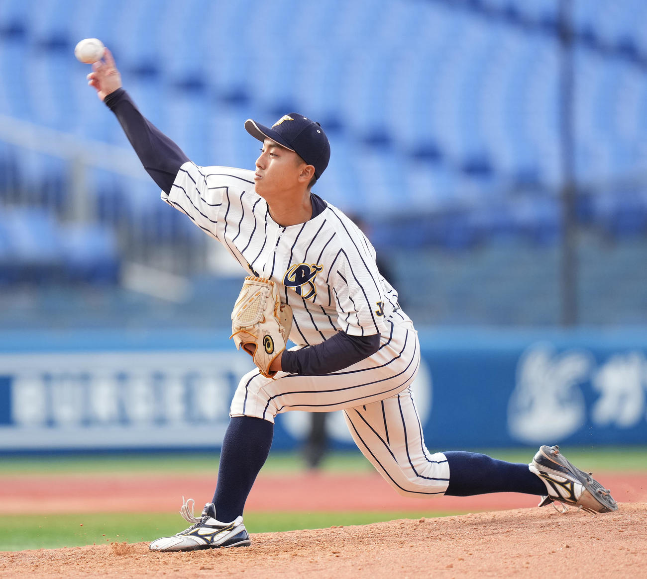 国際武道大対上武大　6回表から3番手で登板した上武大・笹森（撮影・鈴木みどり）