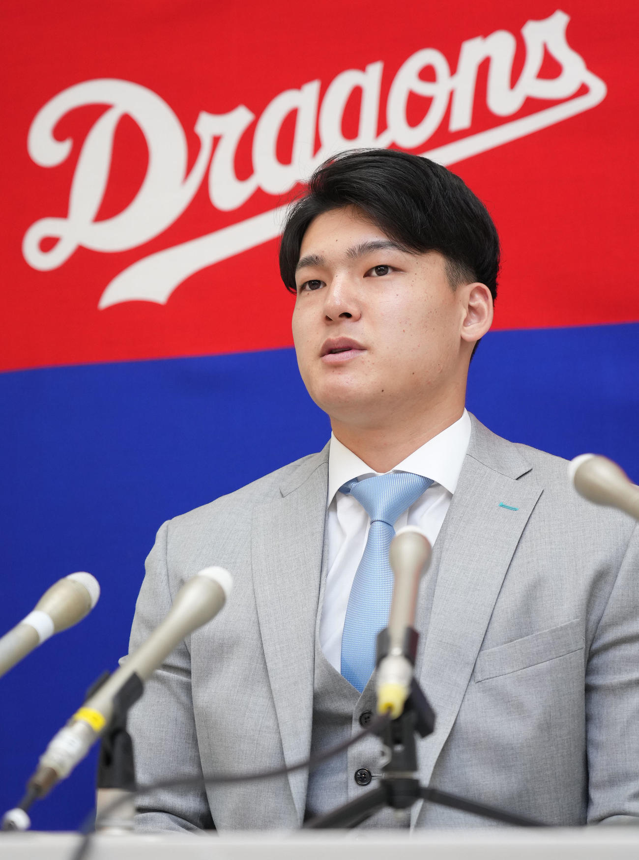 契約更改を終え会見する石川昂（撮影・森本幸一）