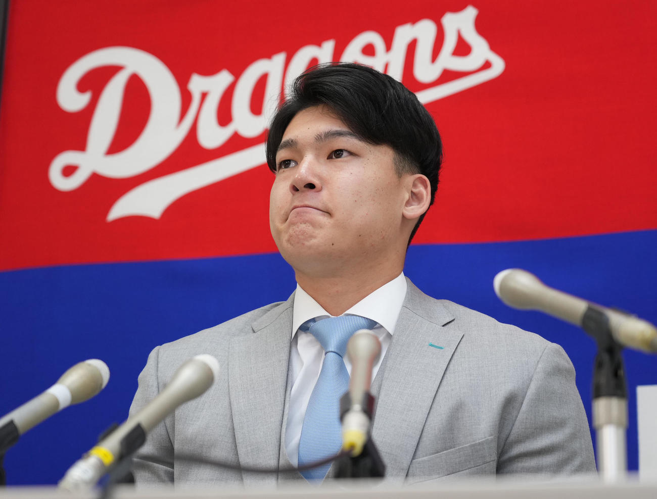 契約更改を終え会見の合間に唇をかみしめる石川昂（撮影・森本幸一）