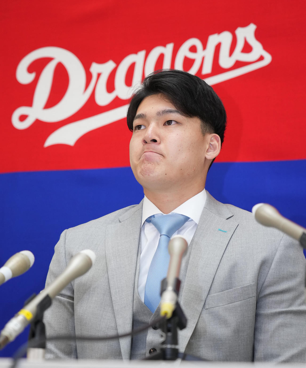 契約更改を終え会見の合間に唇をかみしめる石川昂（撮影・森本幸一）