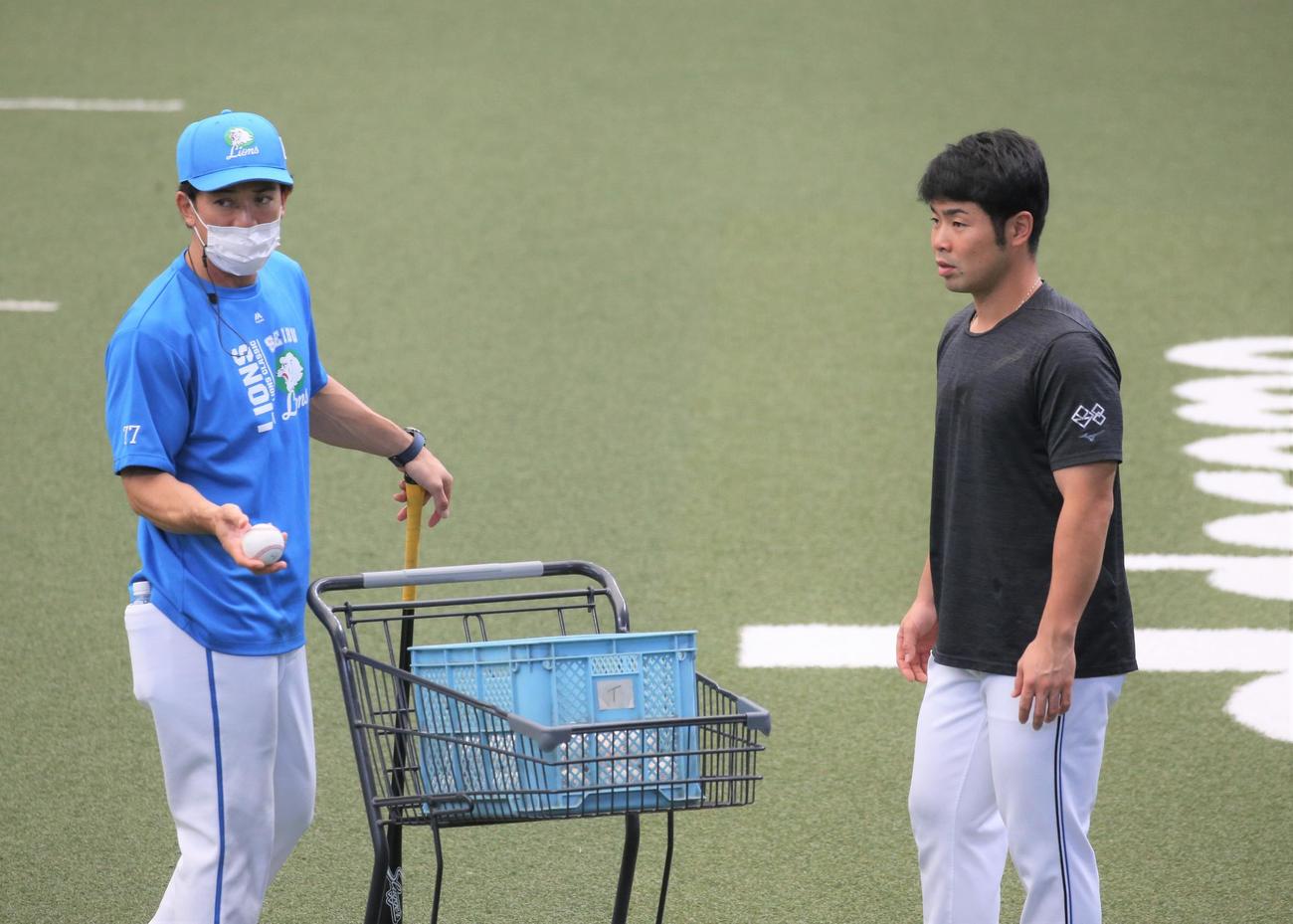 2022年9月、試合前、西武松井ヘッドコーチ（左）と話す日本ハム近藤