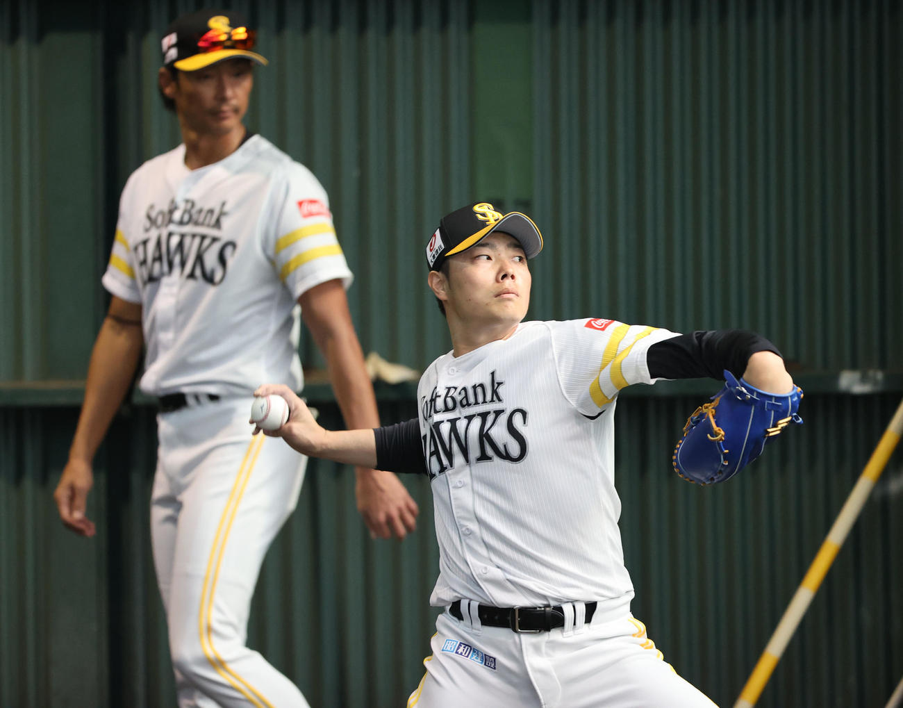 ブルペンに入った松本裕樹は投げ込みをする。後方は斉藤和巳コーチ（撮影・梅根麻紀）