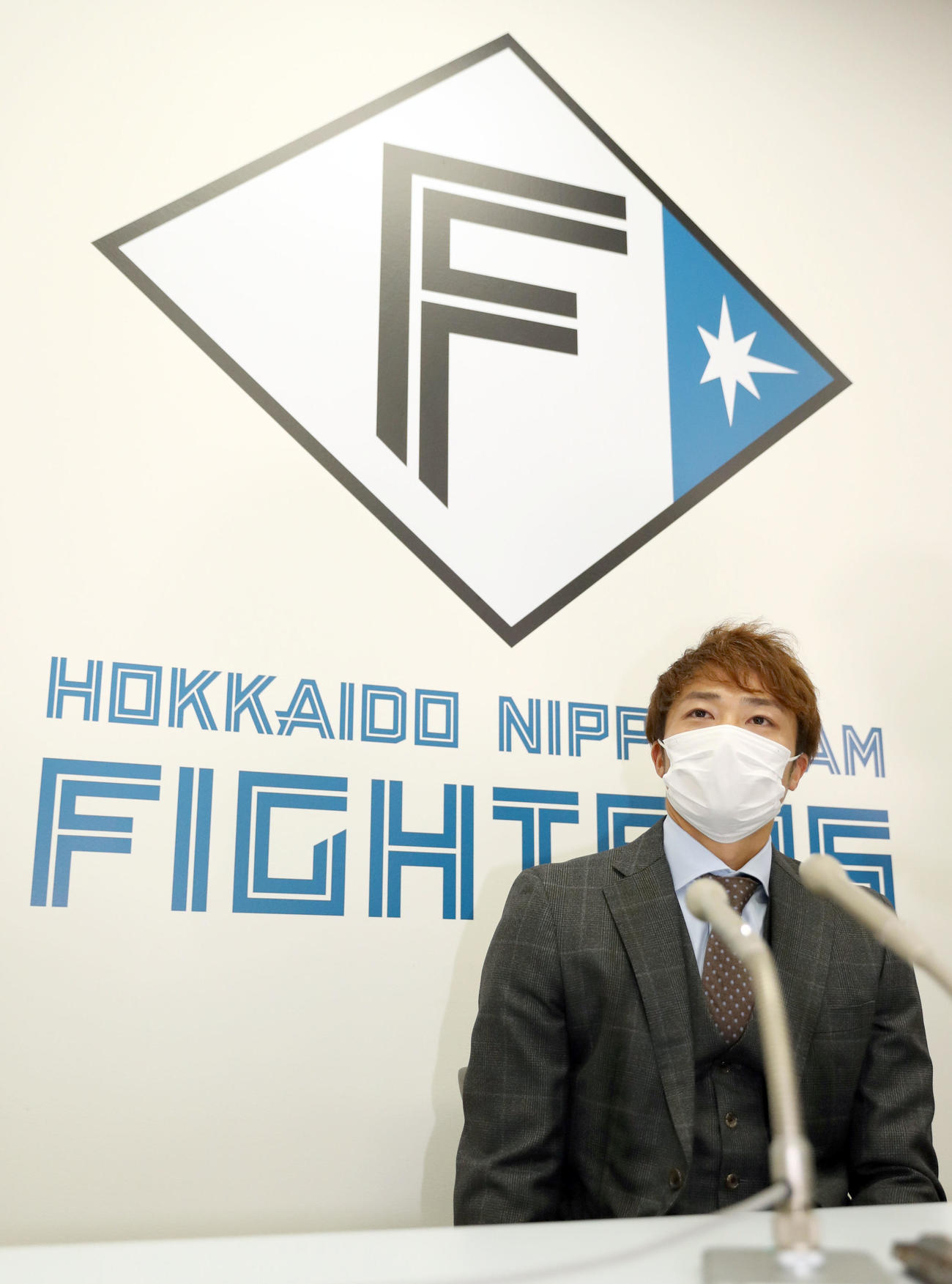 契約更改を終え会見に臨む日本ハム中島（撮影・佐藤翔太）