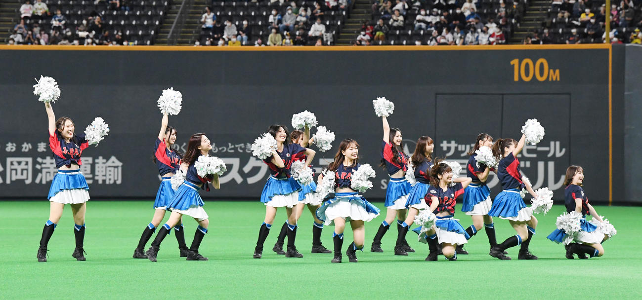 試合前、日本代表のユニホームでパフォーマンスを行うファイターズガールズ（撮影・前岡正明）