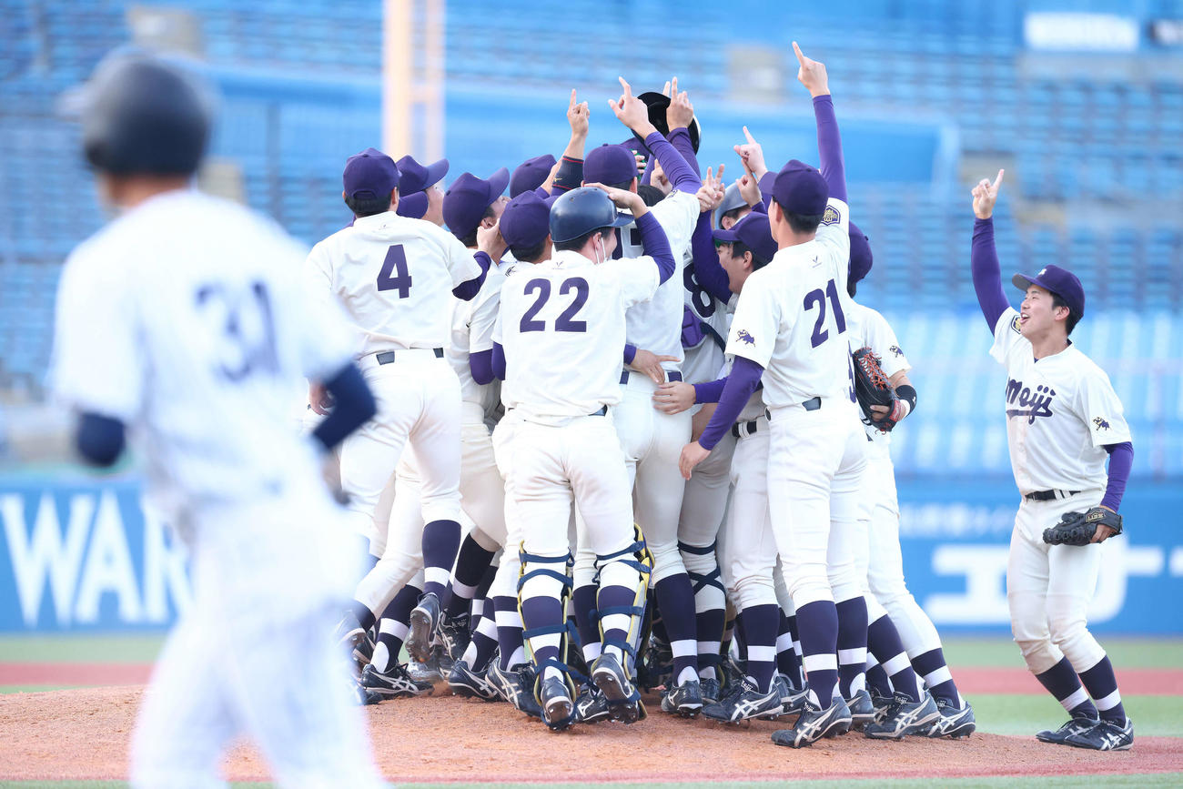 立大対明大　立大対明大　立大に勝利し、東京6大学フレッシュトーナメント優勝を決めマウンドで歓喜する明大の選手たち（撮影・河田真司）