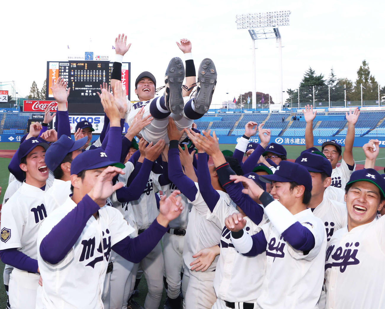 立大対明大　試合を終え胴上げされる明大・水谷（撮影・河田真司）