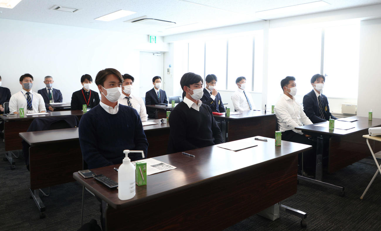東京6大学野球「プロ野球」進路選択部員向け研修に臨む、前列左から慶大・橋本、萩尾、早大・蛭間、立大・荘司、二列目左から法大・村上、是沢、明大・村松（撮影・河田真司）