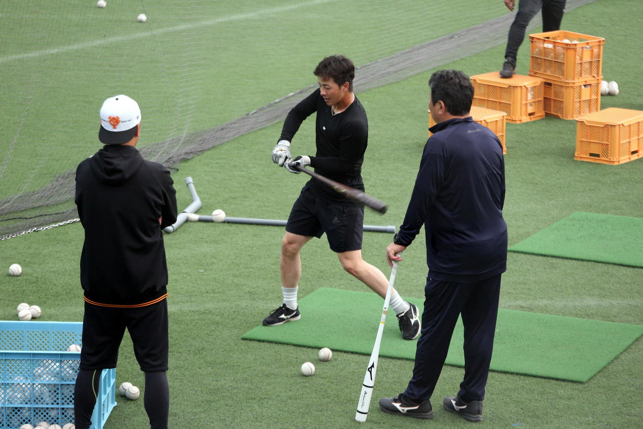 左打席の練習をする巨人湯浅（撮影・三須一紀）