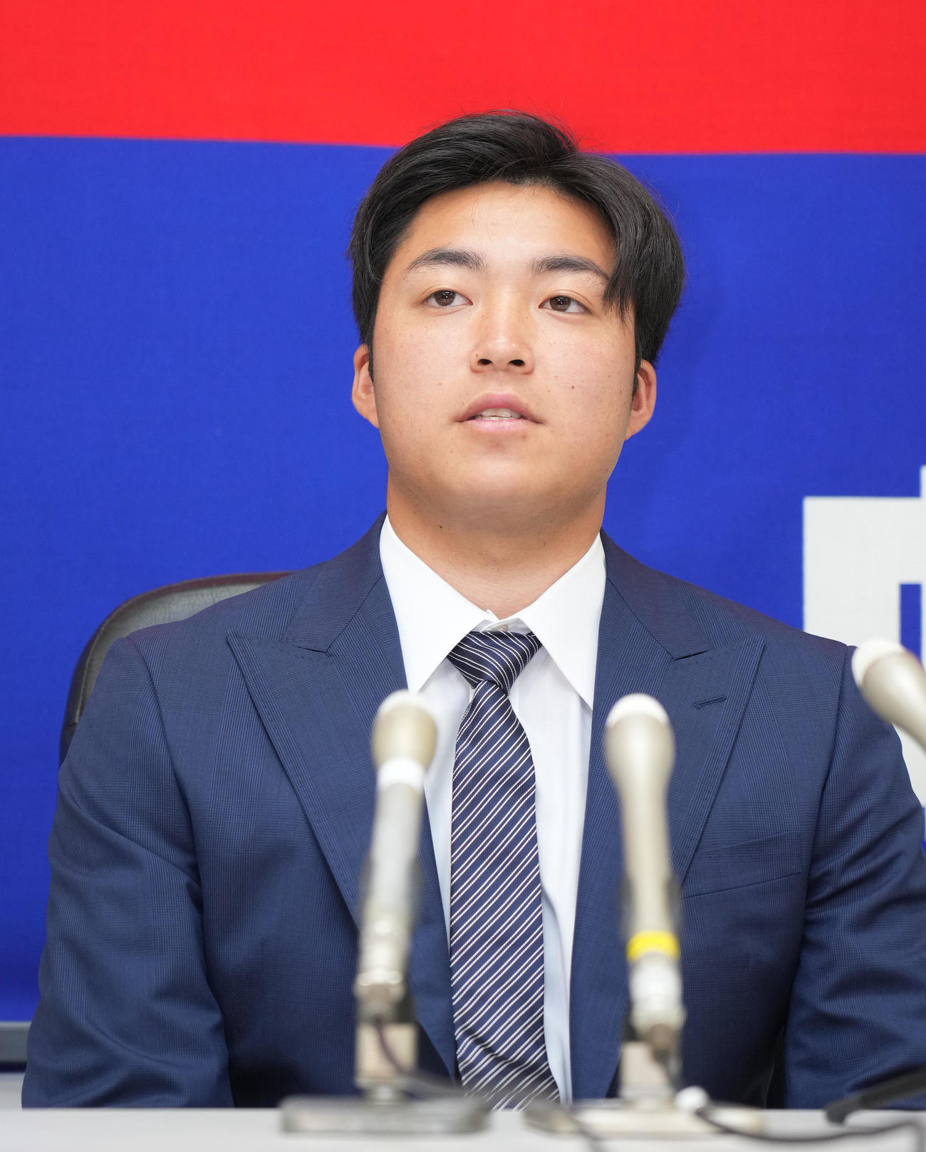 契約更改を終え会見する上田（撮影・森本幸一）