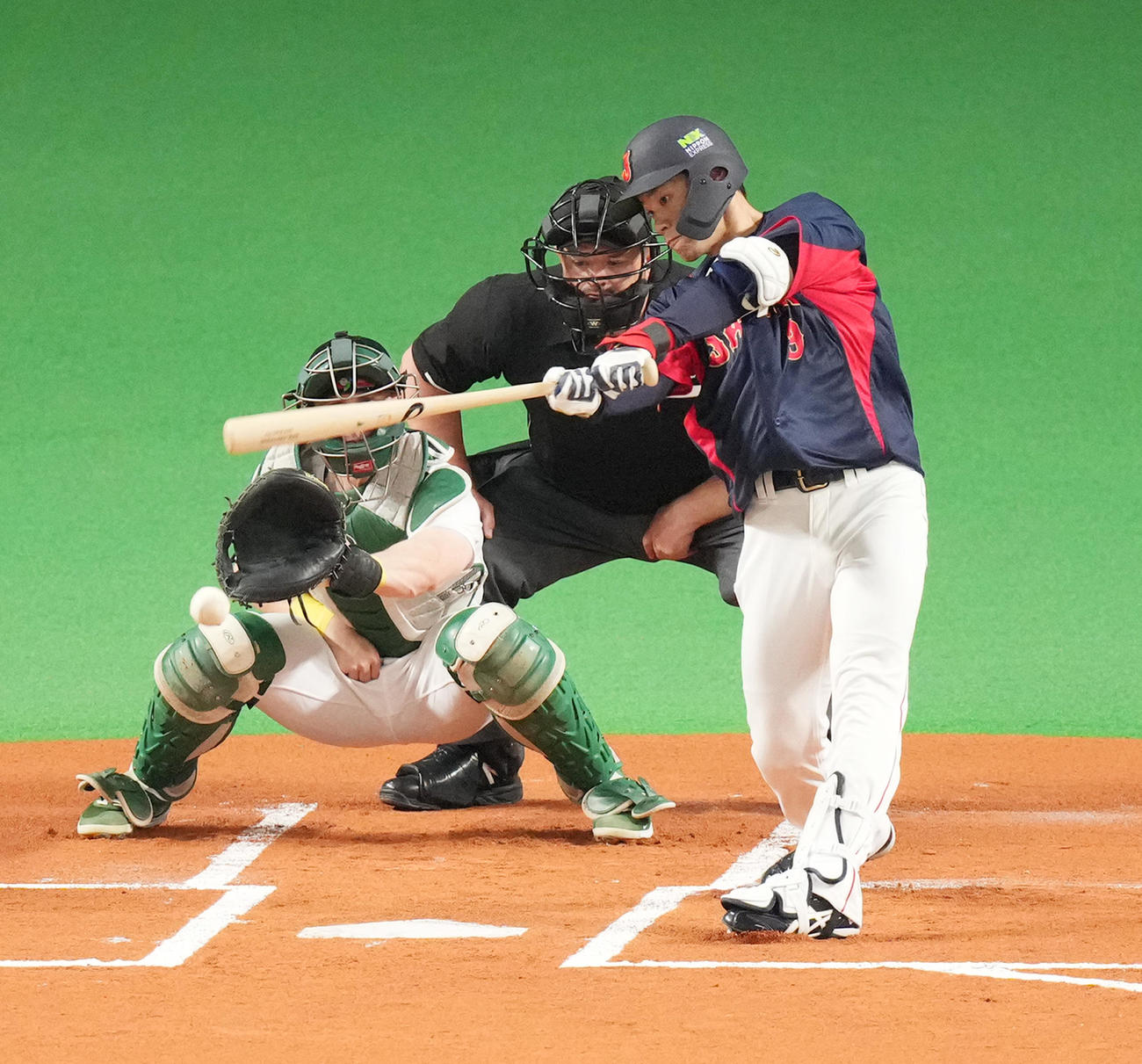 オーストラリア対日本　1回表日本無死、二内野安打を放つ塩見（撮影・菅敏）