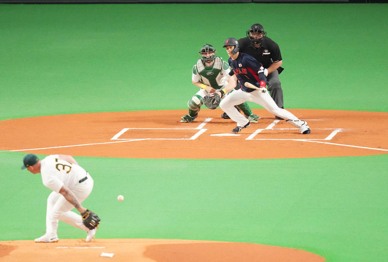 オーストラリア対日本　1回表日本無死、二内野安打を放つ塩見。投手アサートン（撮影・菅敏）