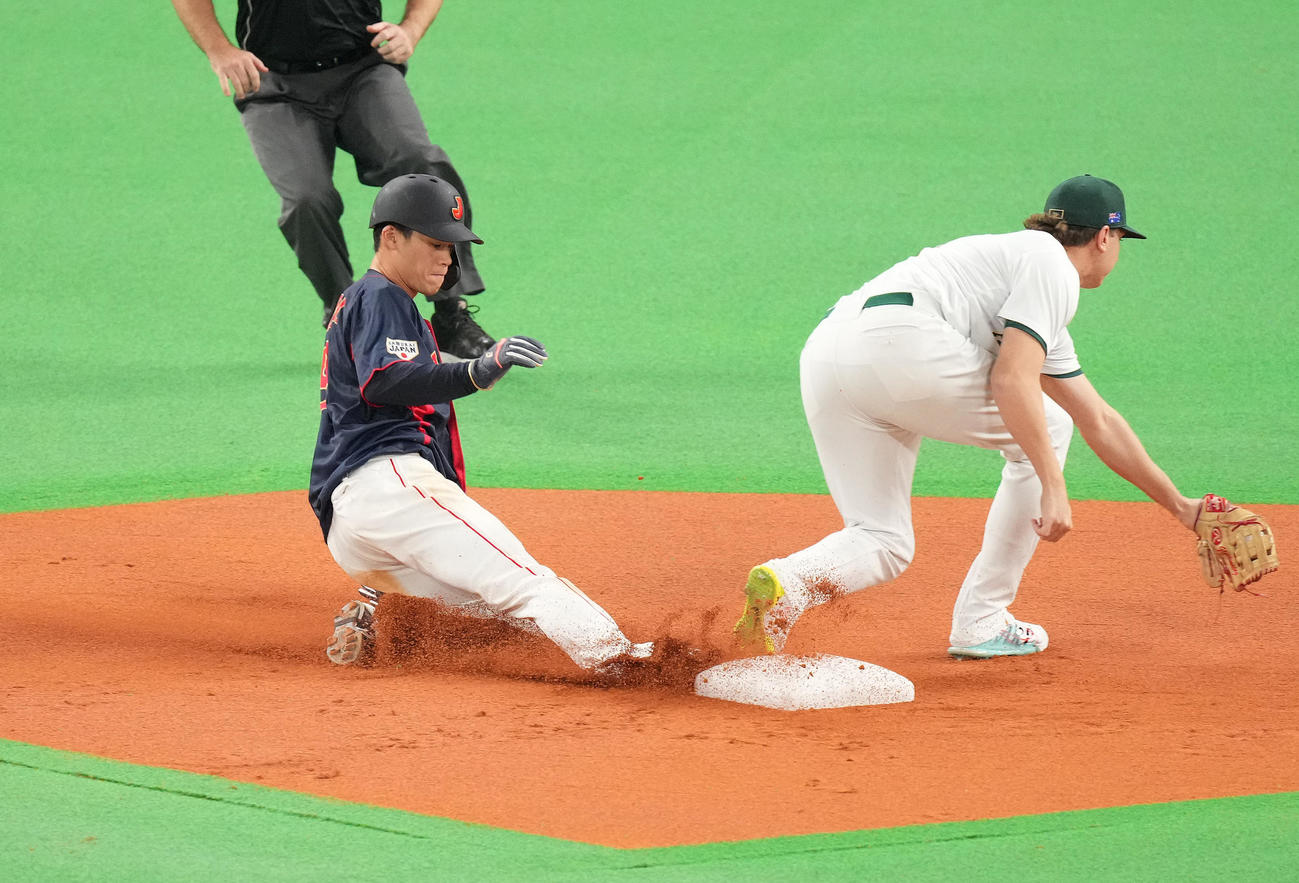 オーストラリア対日本　1回表日本1死一塁、二塁盗塁を決める一塁走者塩見（撮影・菅敏）
