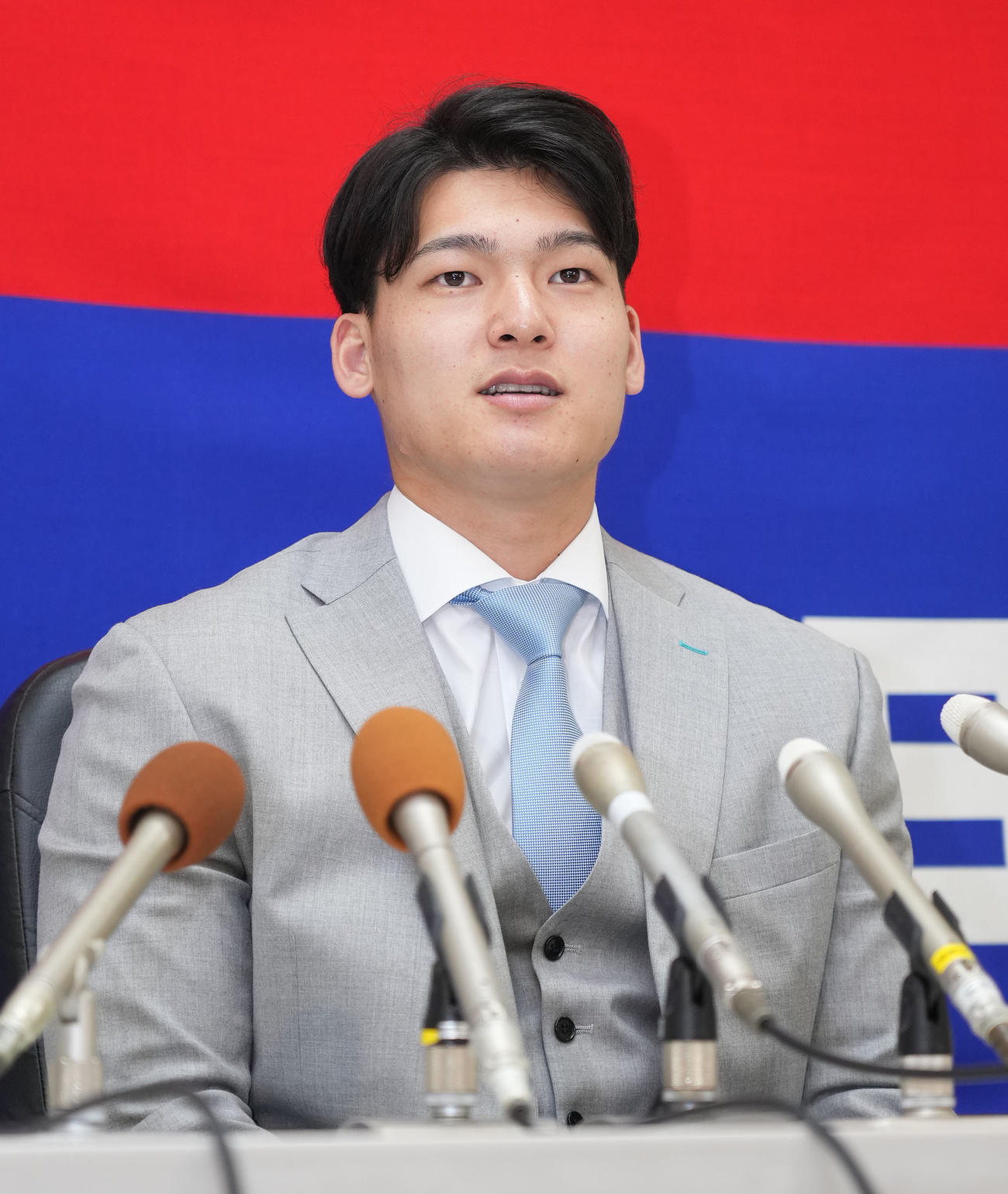 契約更改を終え会見する石川昂（撮影・森本幸一）